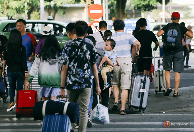 Ùn ùn trở về Sài Gòn sau kỳ nghỉ lễ 30/4, hàng trăm hành khách xếp hàng dài mệt mỏi chờ taxi ở sân bay Tân Sơn Nhất